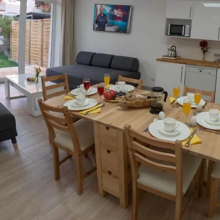 Eleonoras Ferienwohnung In Wuerzburg Stadt Mit Terrasse Im Erdgeschoss Inklusive Eigenen Parkplaetzen Vor Der Tuer Exterior photo