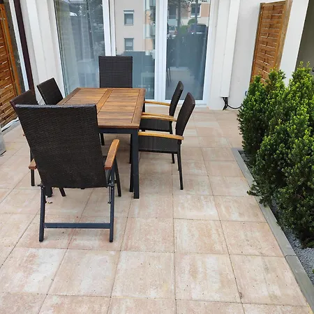 Eleonoras Ferienwohnung In Wuerzburg Stadt Mit Terrasse Im Erdgeschoss Inklusive Eigenen Parkplaetzen Vor Der Tuer Exterior photo