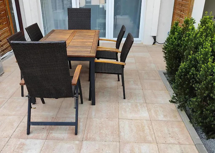 Eleonoras Ferienwohnung In Wuerzburg Stadt Mit Terrasse Im Erdgeschoss Inklusive Eigenen Parkplaetzen Vor Der Tuer