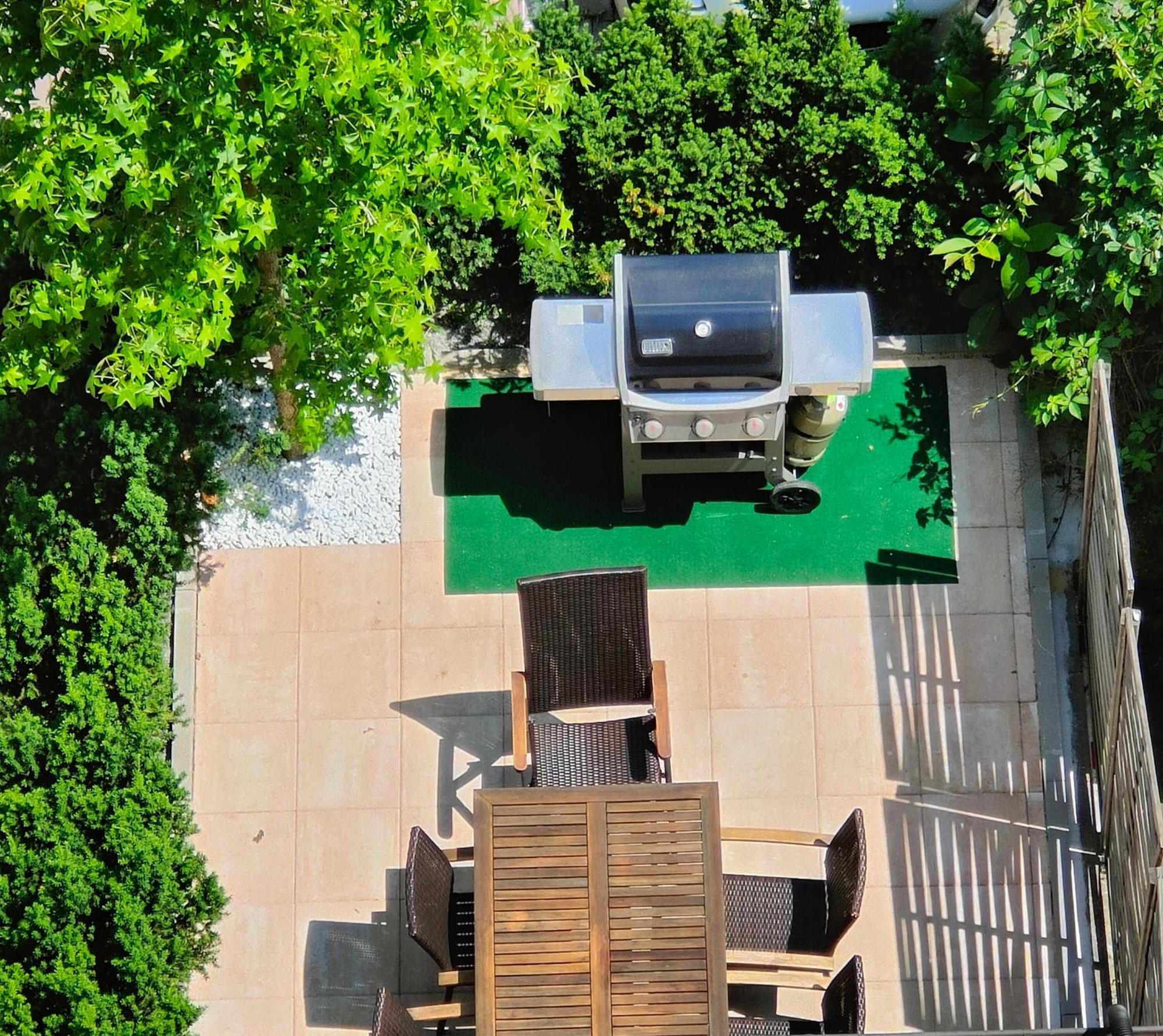 Eleonoras In Stadt Mit Terrasse Im Erdgeschoss Inklusive Eigenen Parkplaetzen Vor Der Tuer